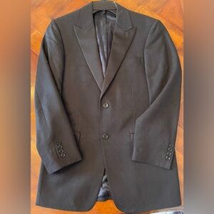 Versace Collection men’s modern Tuxedo made in Italy scams 46. Satin lapel